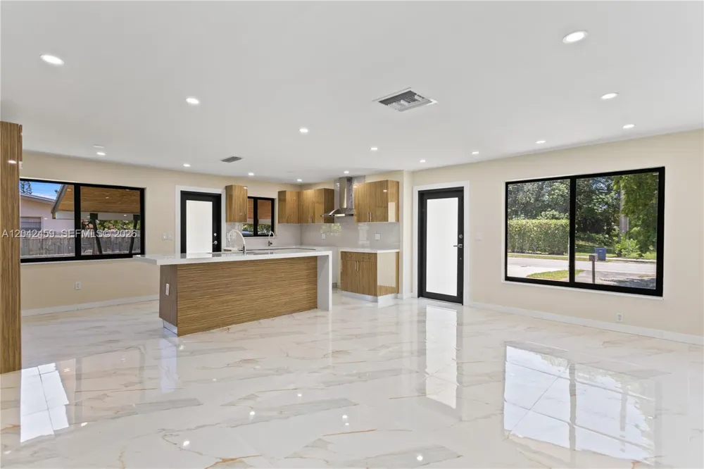 21330 NE 26 AV Aventura, FL 33180