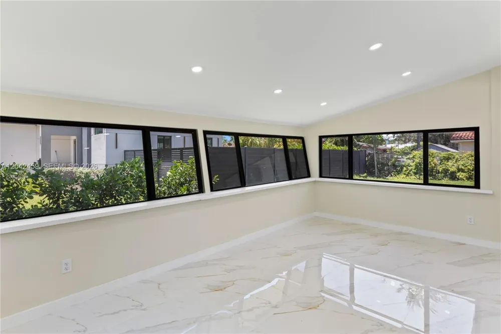 21330 NE 26 AV Aventura, FL 33180