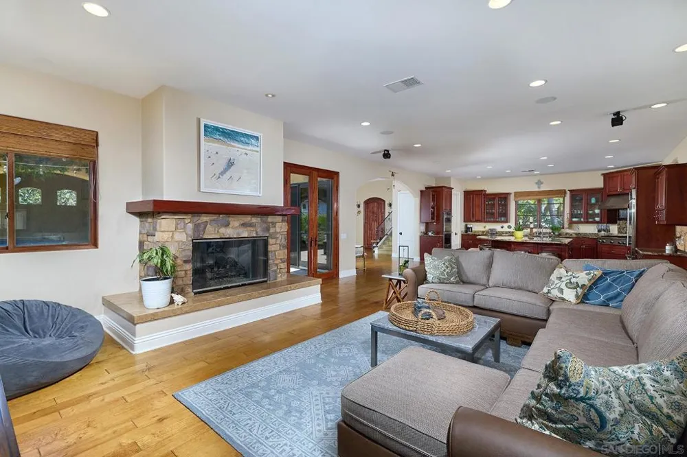 645 N. Rios Solana Beach, CA 92075