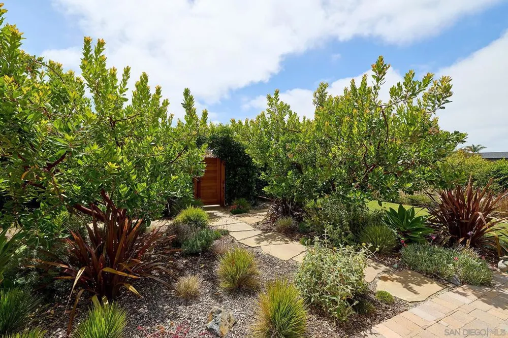 645 N. Rios Solana Beach, CA 92075