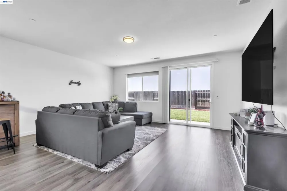 1893 Summit Dr Los Banos, CA 93635