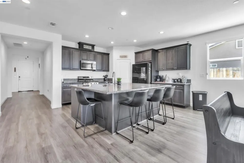 1893 Summit Dr Los Banos, CA 93635