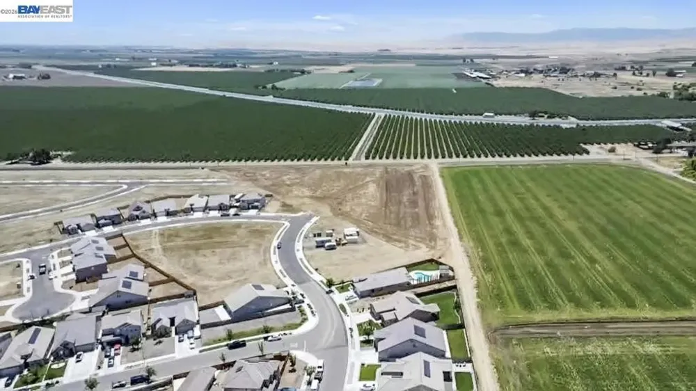 1893 Summit Dr Los Banos, CA 93635