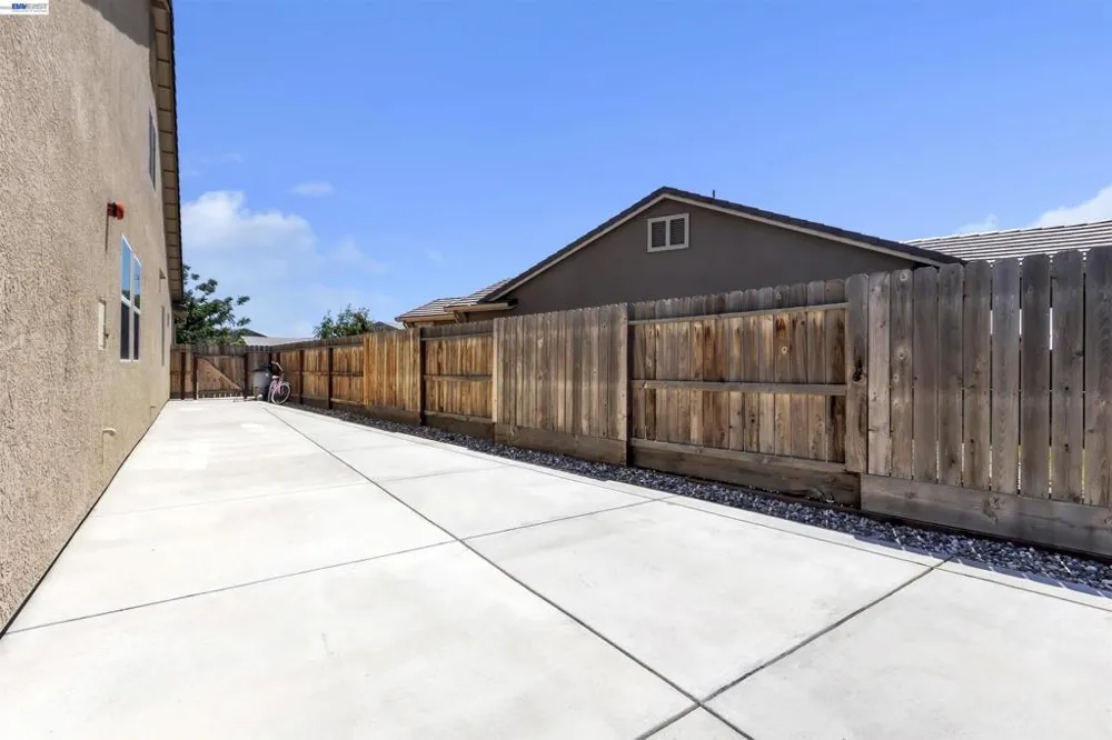 1893 Summit Dr Los Banos, CA 93635