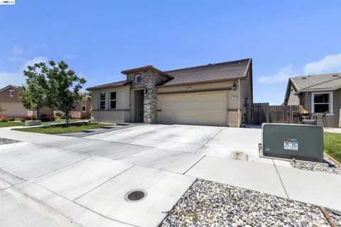 1893 Summit Dr
