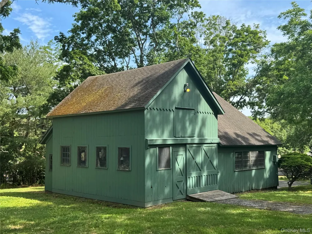 33 Crosby Street Center Moriches, NY 11934