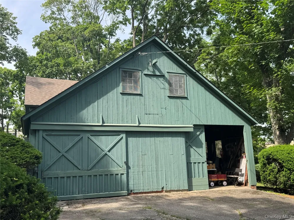 33 Crosby Street Center Moriches, NY 11934