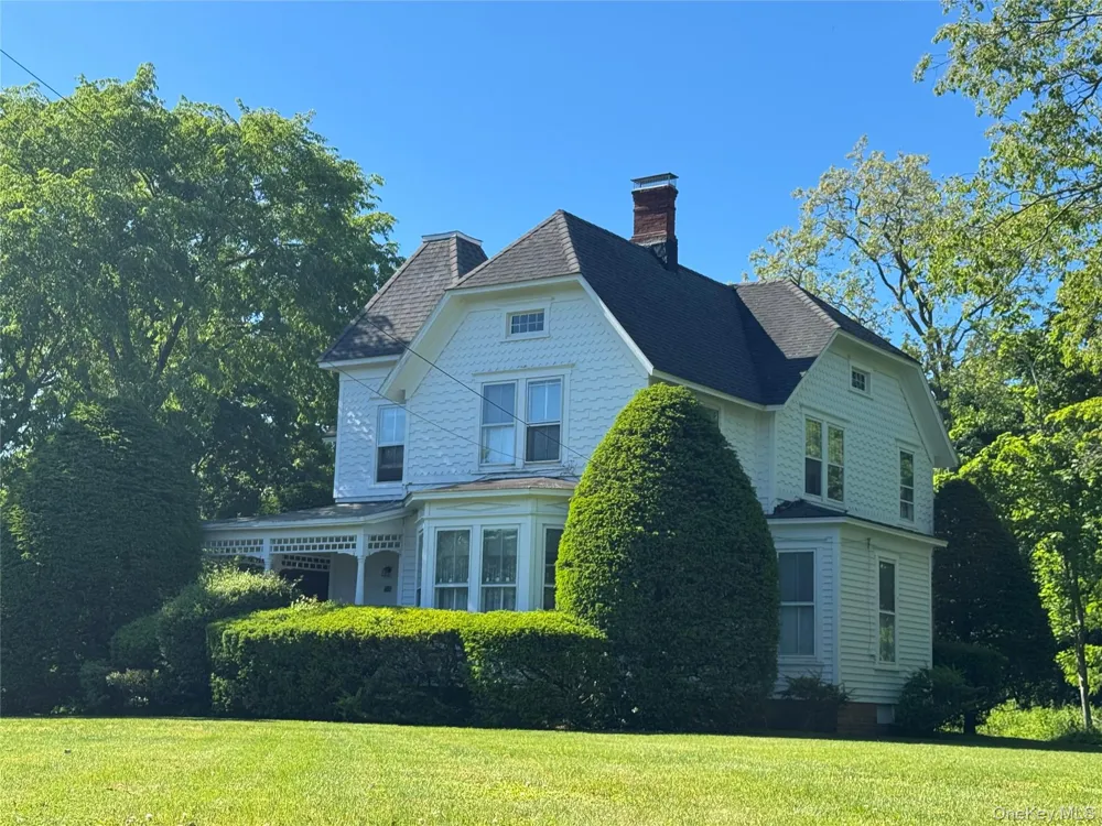 33 Crosby Street Center Moriches, NY 11934