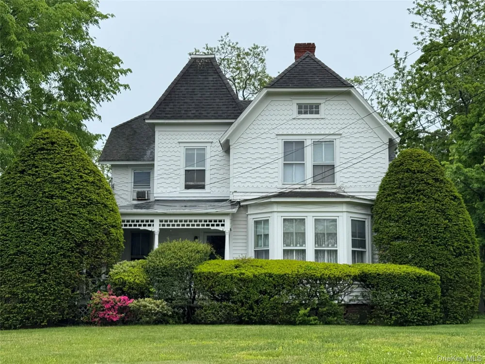 33 Crosby Street Center Moriches, NY 11934