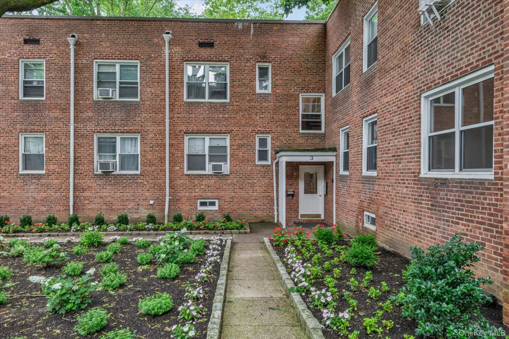 3 Edwards Street #1F Roslyn Heights, NY 11577