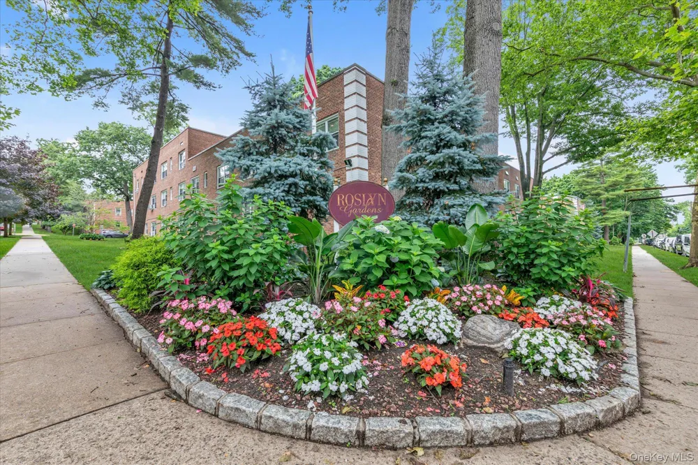 3 Edwards Street #1F Roslyn Heights, NY 11577