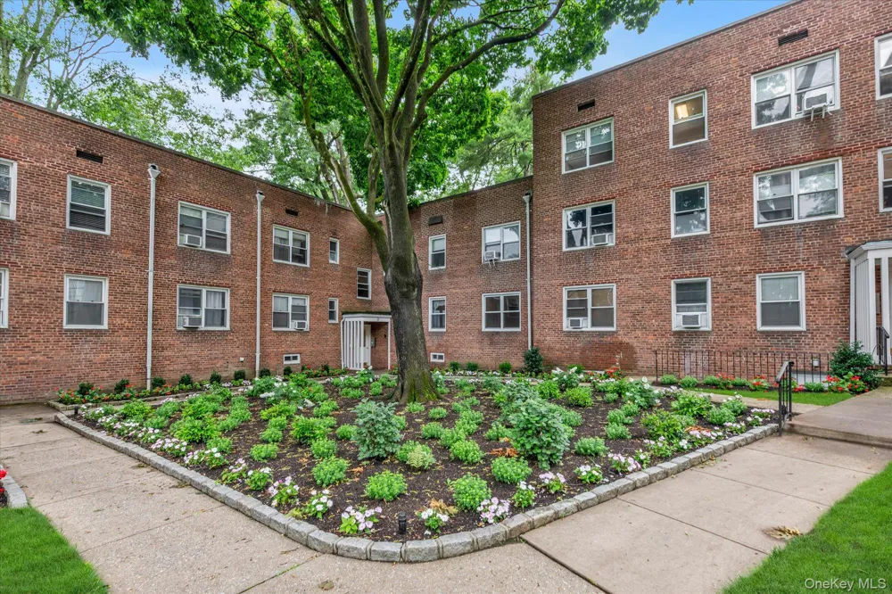 3 Edwards Street #1F Roslyn Heights, NY 11577
