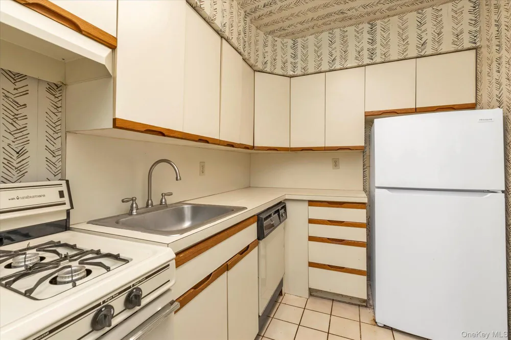 3 Edwards Street #1F Roslyn Heights, NY 11577