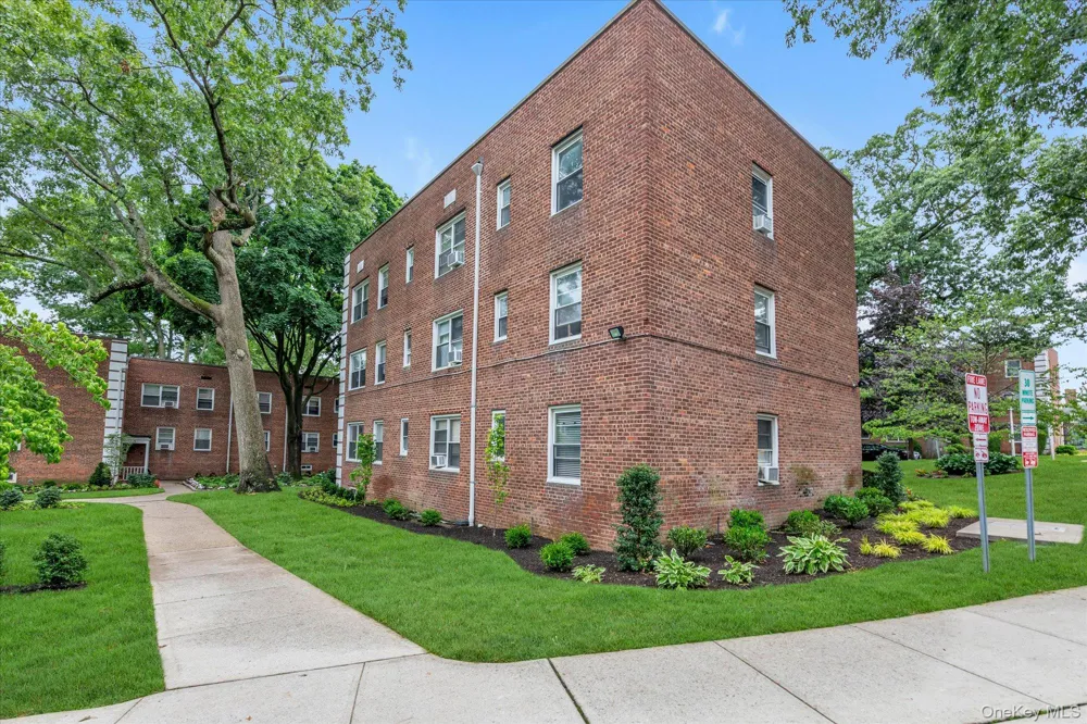 3 Edwards Street #1F Roslyn Heights, NY 11577