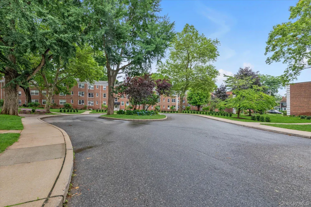 3 Edwards Street #1F Roslyn Heights, NY 11577