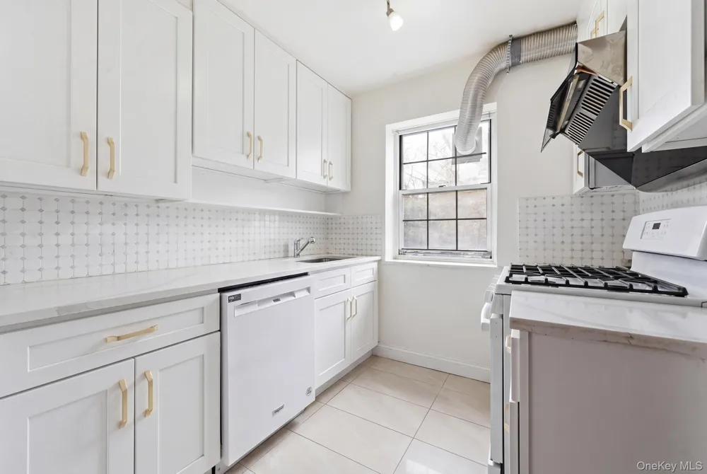 7837 Main Street #2D Flushing, NY 11367