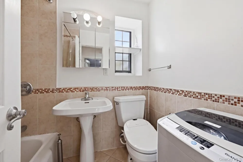 7837 Main Street #2D Flushing, NY 11367