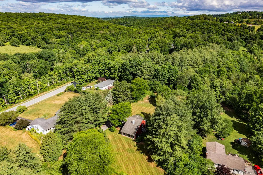 27 Goldfinch Drive Salt Point, NY 12578