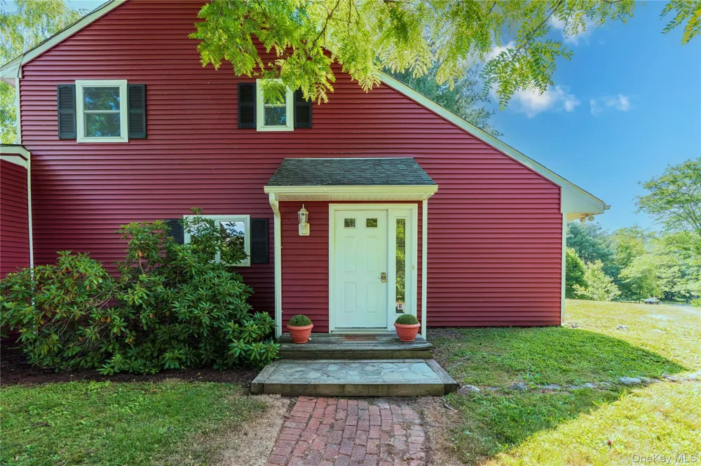 27 Goldfinch Drive Salt Point, NY 12578