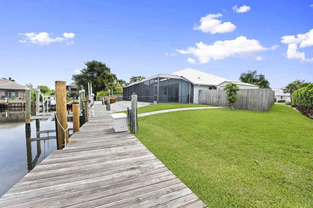117 Queen Elizabeth Court Hutchinson Island, FL 34949