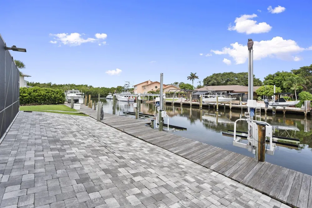 117 Queen Elizabeth Court Hutchinson Island, FL 34949