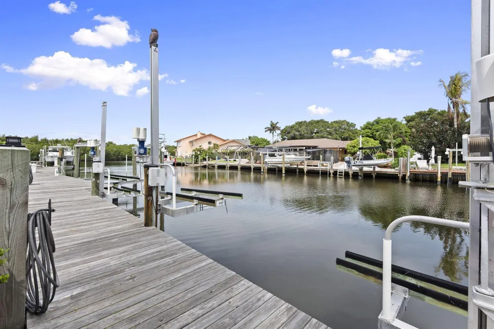 117 Queen Elizabeth Court Hutchinson Island, FL 34949