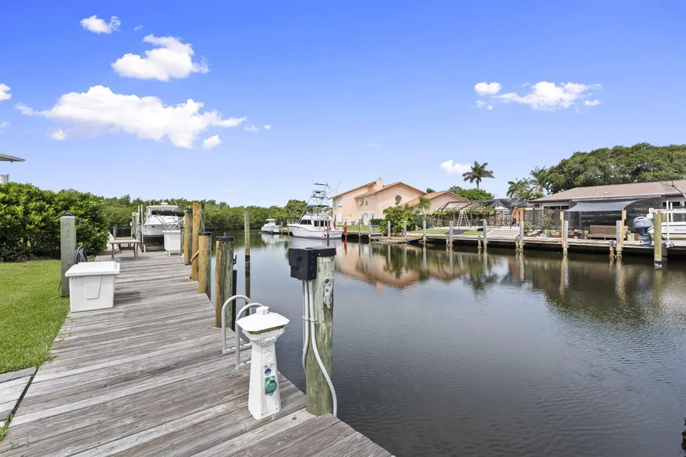 117 Queen Elizabeth Court Hutchinson Island, FL 34949