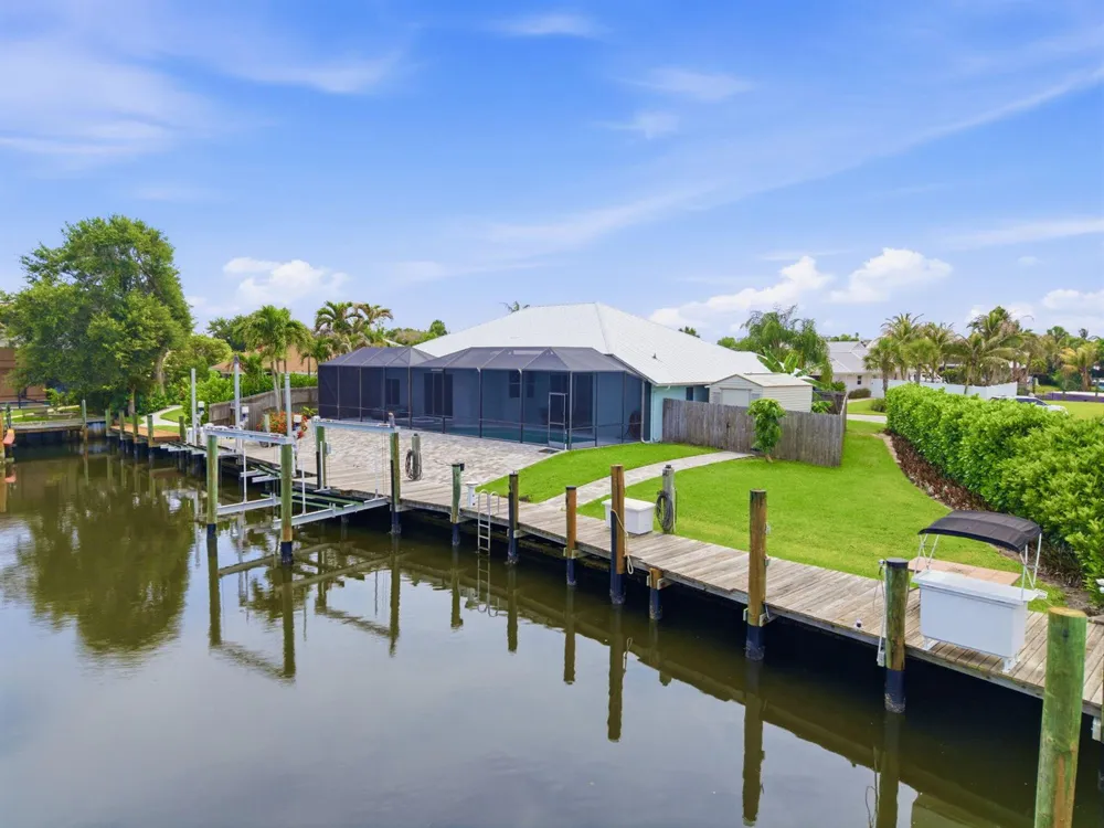 117 Queen Elizabeth Court Hutchinson Island, FL 34949