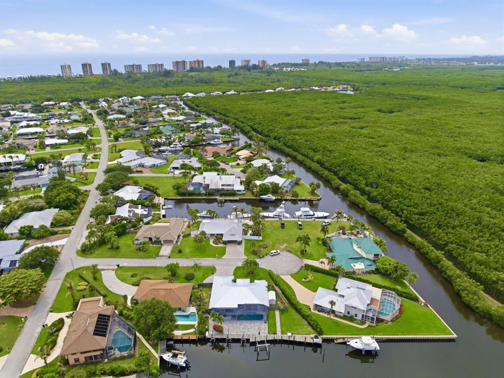 117 Queen Elizabeth Court Hutchinson Island, FL 34949