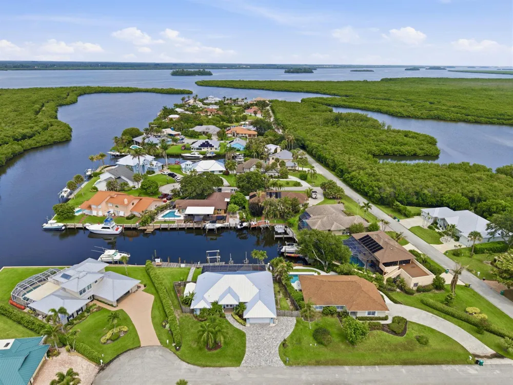 117 Queen Elizabeth Court Hutchinson Island, FL 34949