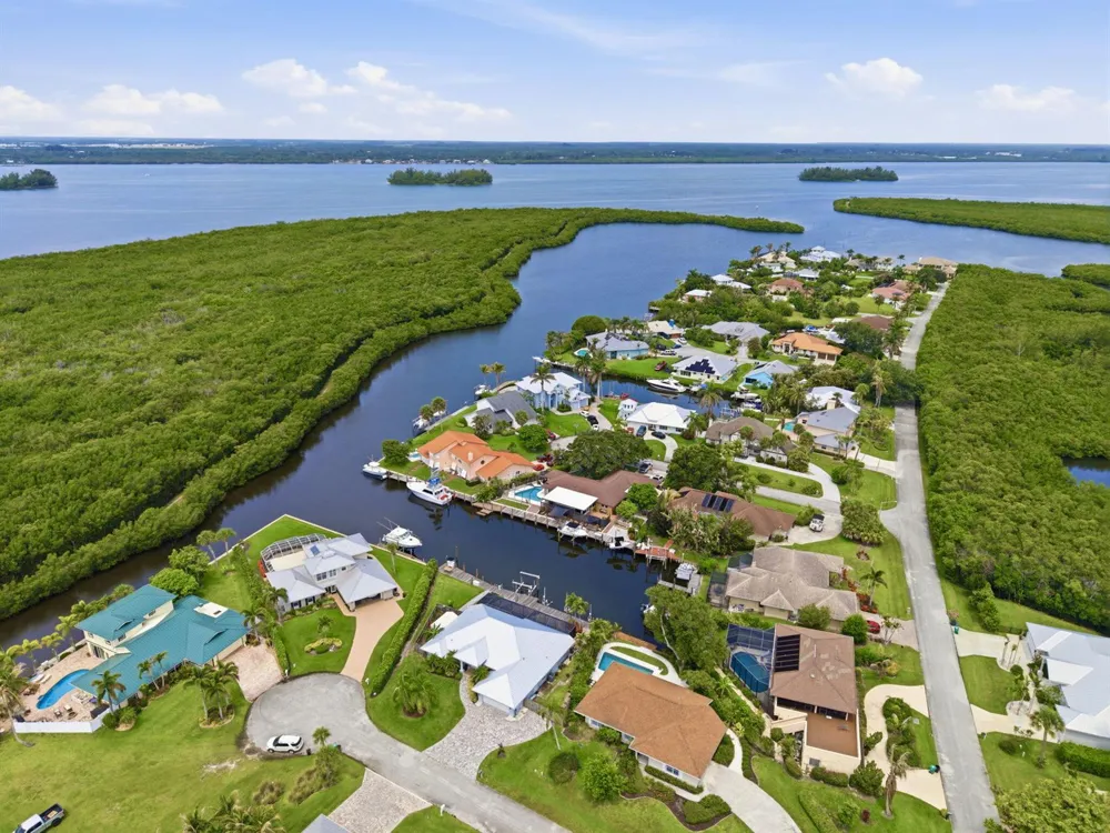 117 Queen Elizabeth Court Hutchinson Island, FL 34949