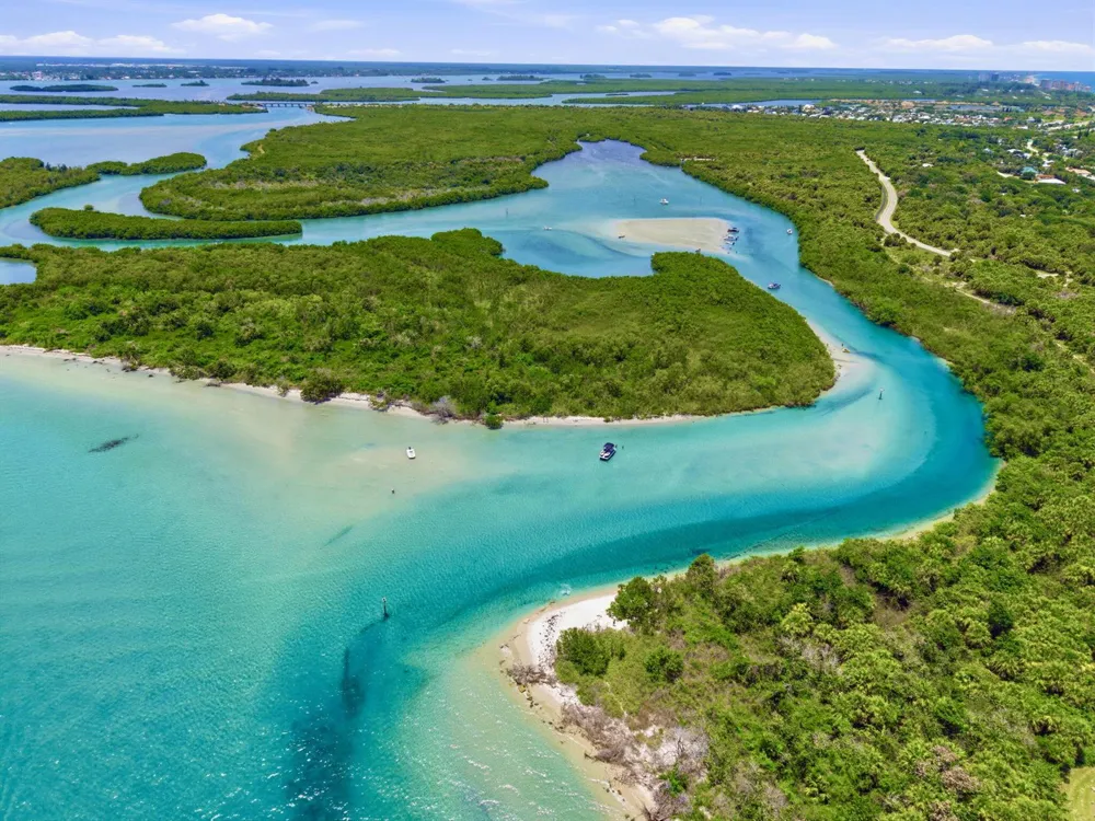 117 Queen Elizabeth Court Hutchinson Island, FL 34949