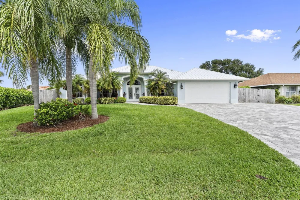 117 Queen Elizabeth Court Hutchinson Island, FL 34949