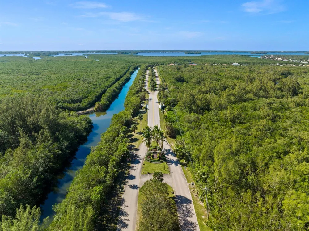 117 Queen Elizabeth Court Hutchinson Island, FL 34949