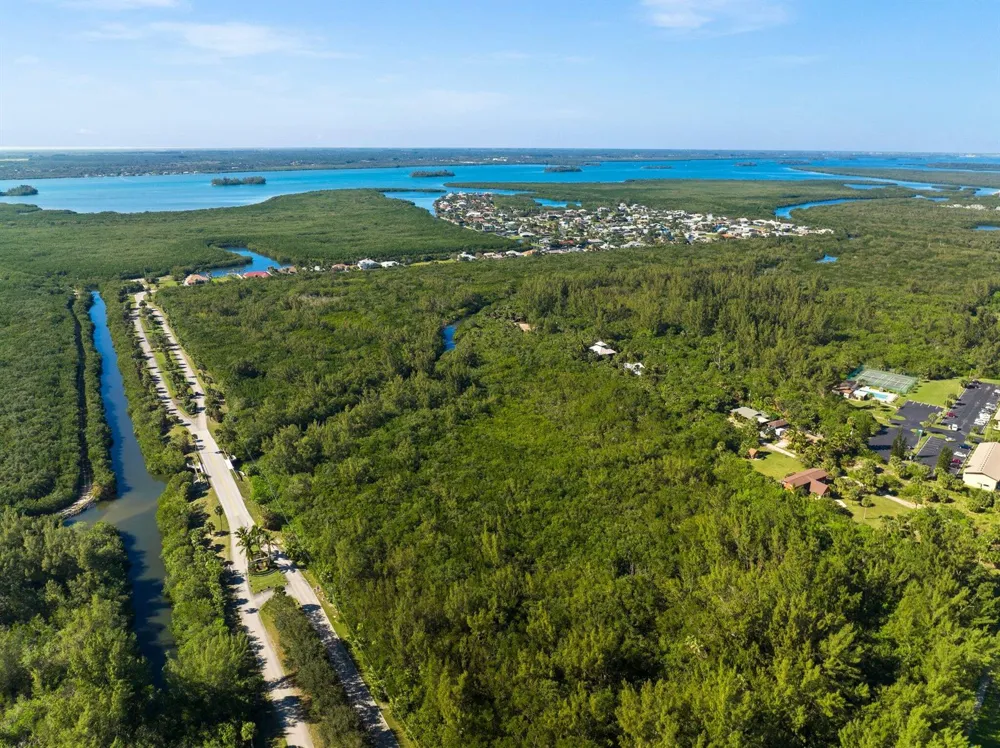 117 Queen Elizabeth Court Hutchinson Island, FL 34949