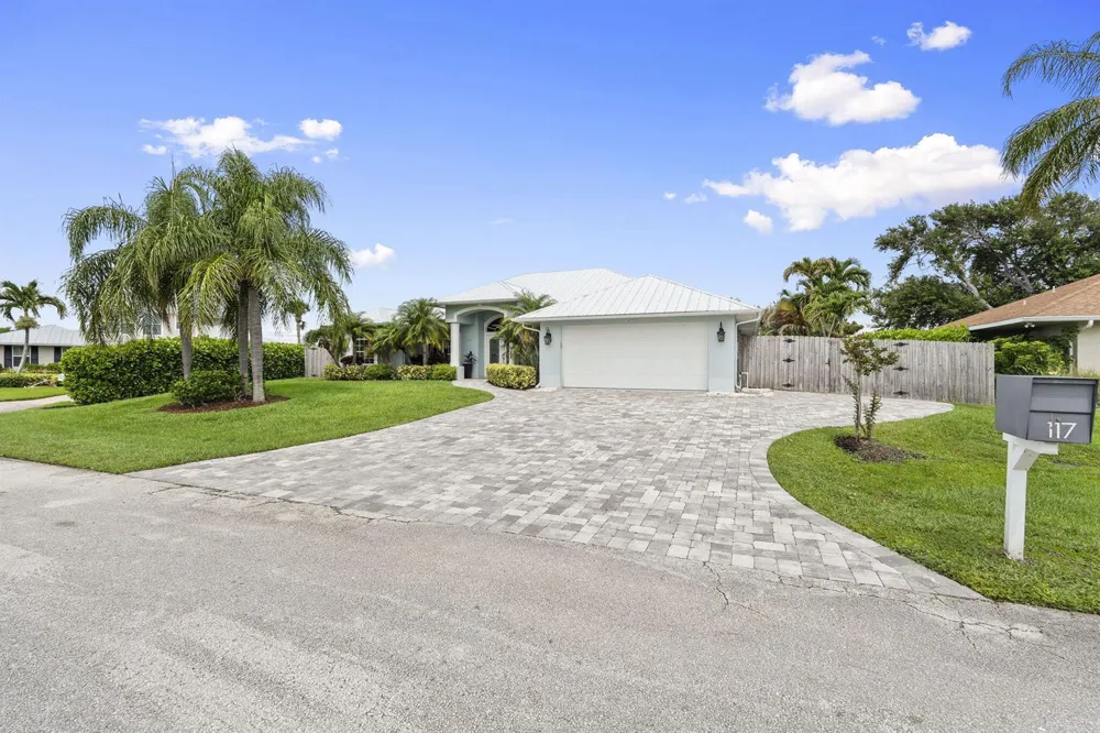 117 Queen Elizabeth Court Hutchinson Island, FL 34949