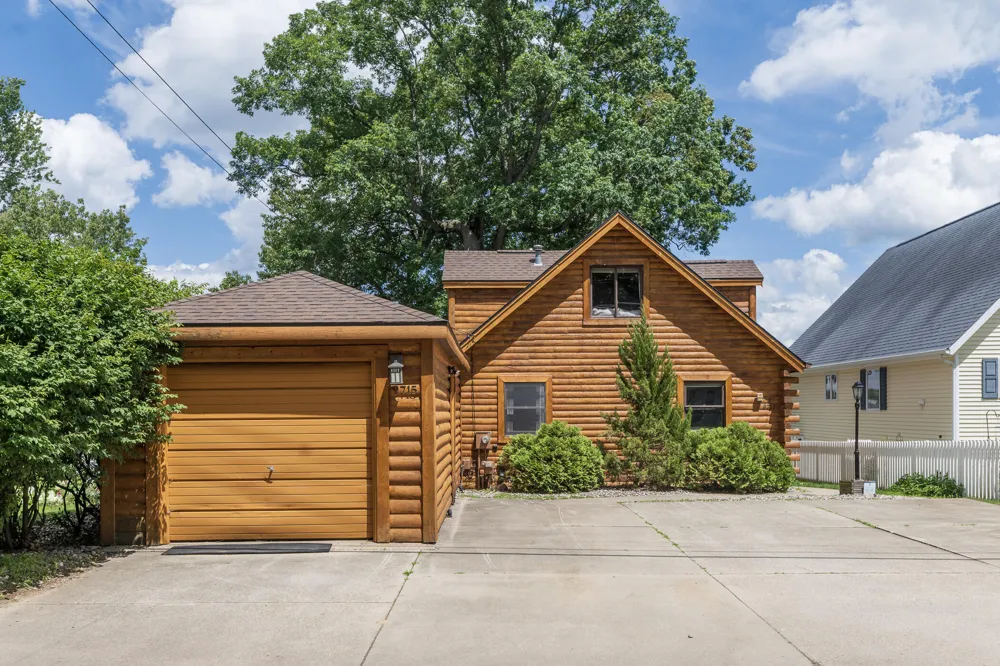 9715 Woodlawn Drive Portage City, MI 49002