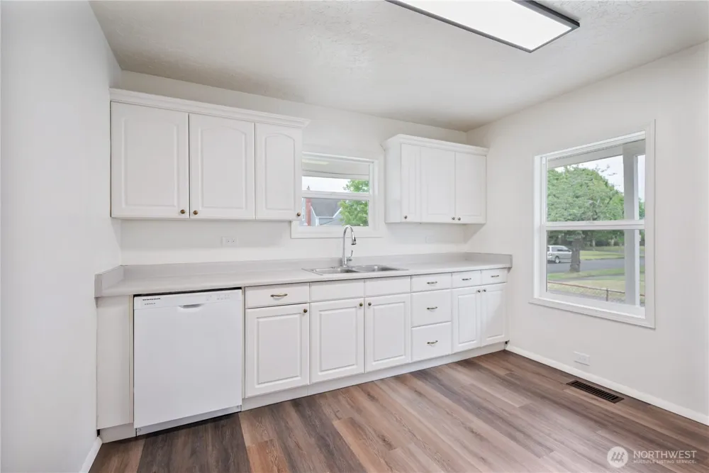 527 24th Avenue Longview, WA 98632
