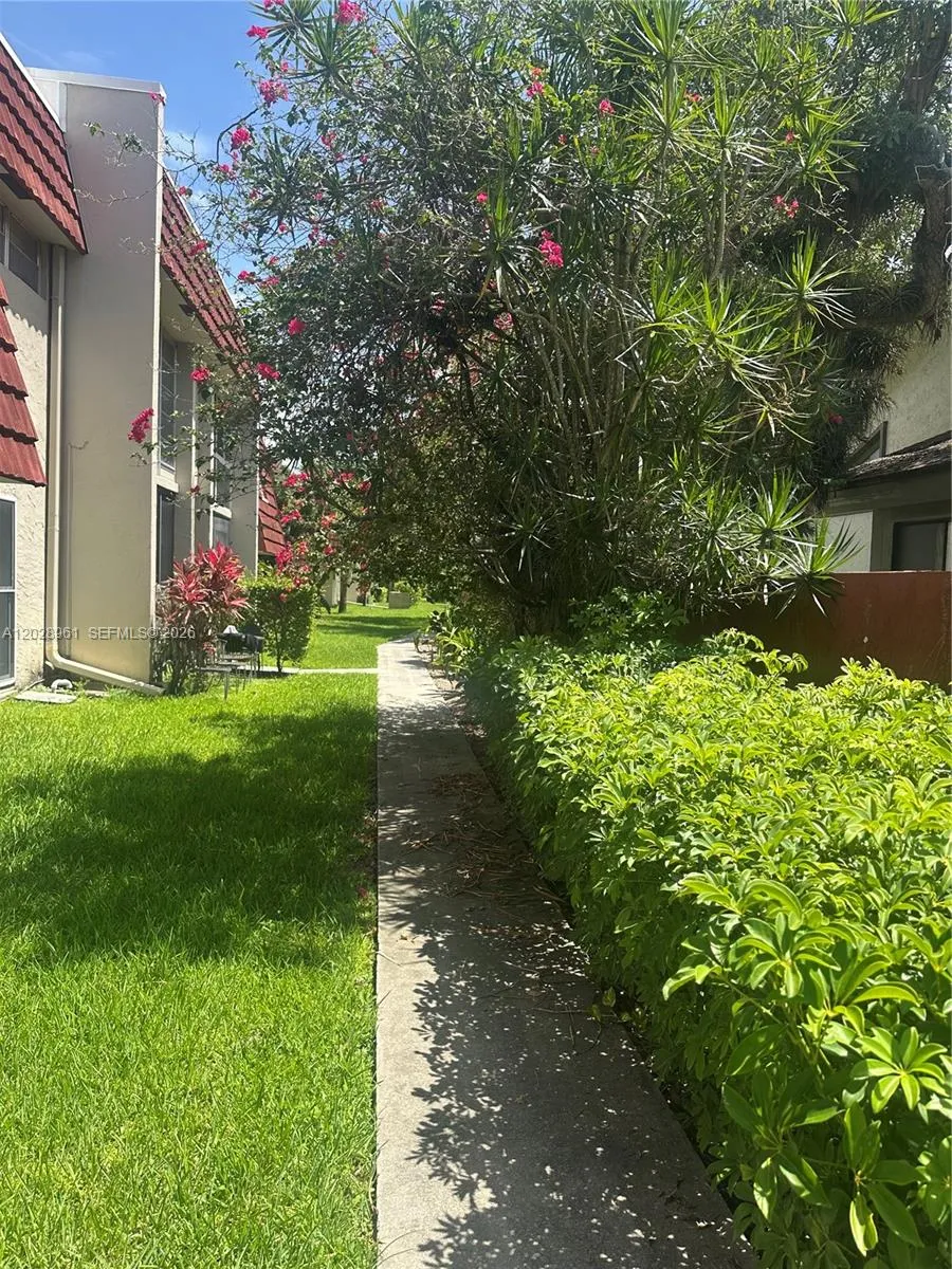 5 Jacaranda Country Club Dr #206 Plantation, FL 33324