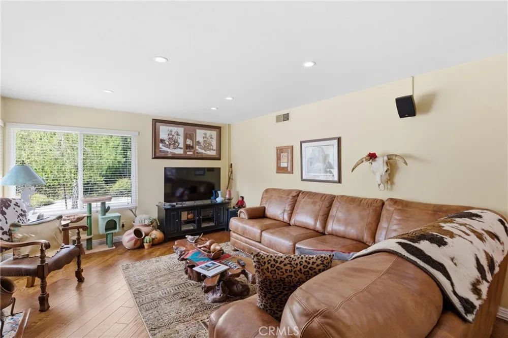 20002 Avenue Of The Oaks Newhall, CA 91321