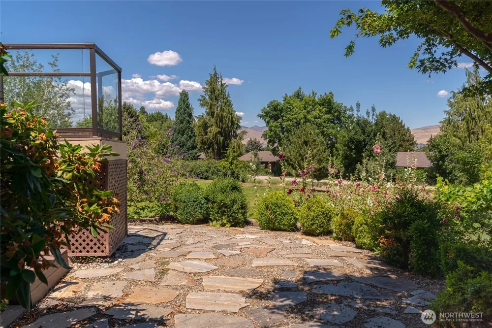1310 Red Apple Road Wenatchee, WA 98801
