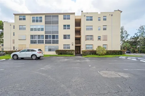 2871 Somerset Dr #102