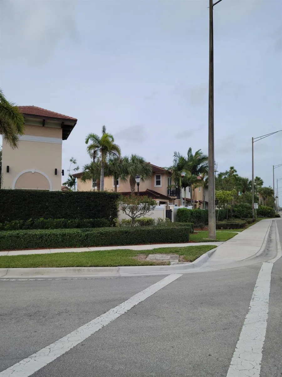 6960 Long Pine Circle Coconut Creek, FL 33073