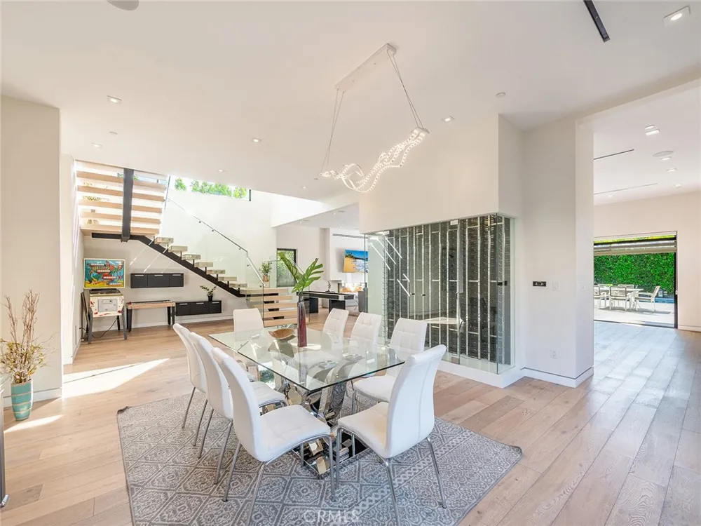 619 S Orange Los Angeles, CA 90036
