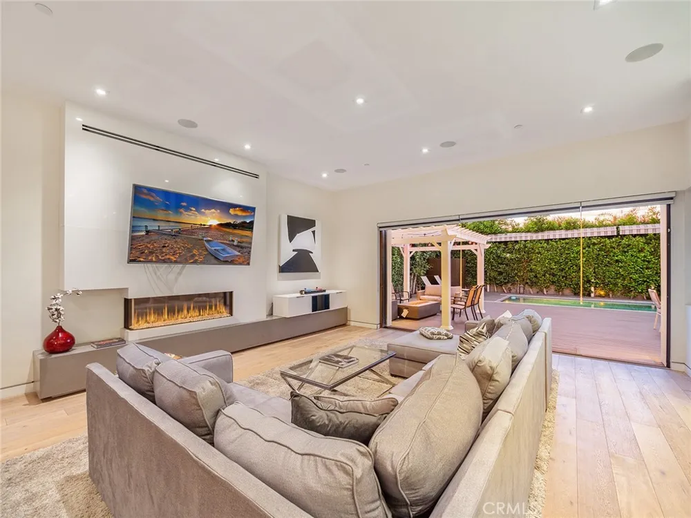 619 S Orange Los Angeles, CA 90036