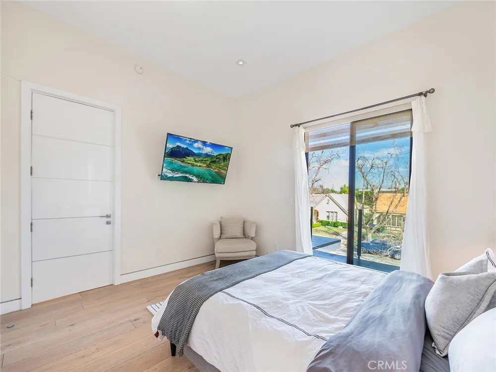 619 S Orange Los Angeles, CA 90036