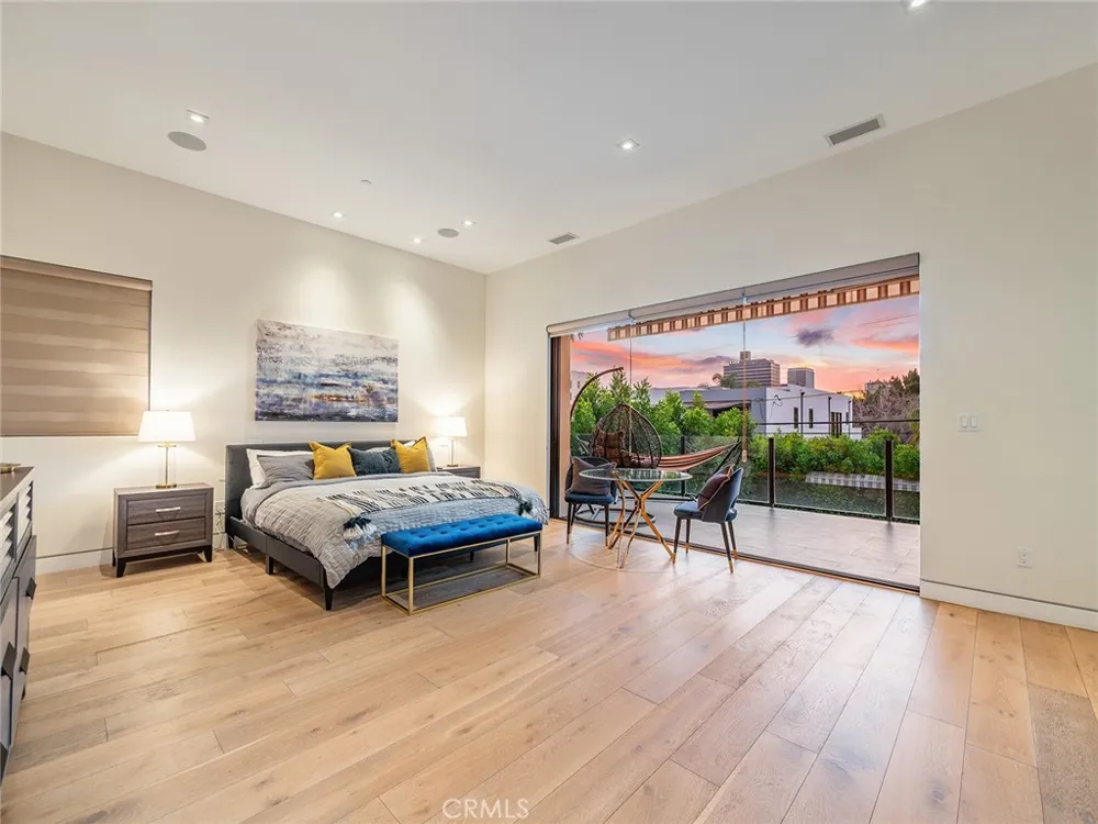 619 S Orange Los Angeles, CA 90036