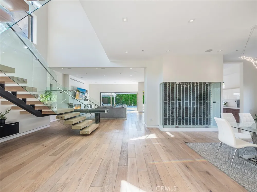 619 S Orange Los Angeles, CA 90036