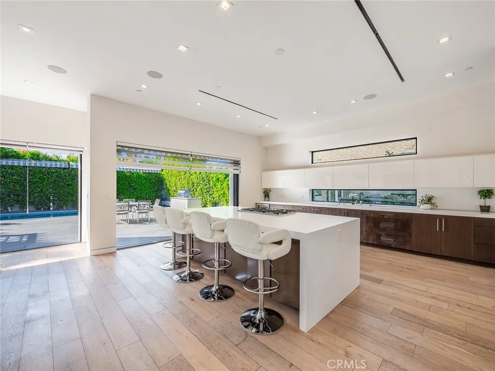 619 S Orange Los Angeles, CA 90036