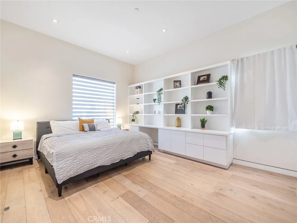 619 S Orange Los Angeles, CA 90036